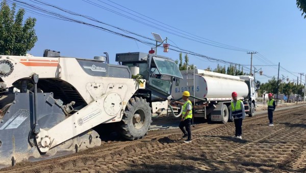 隨著大型冷再生機(jī)組緩緩駛過，一段平整嶄新的試驗(yàn)段路面隨即成型。近日，由西部市政建設(shè)集團(tuán)一公司承建的慶陽(yáng)市正寧縣S501線五頃塬至三嘉公路項(xiàng)目全深式就地冷再生試驗(yàn)段順利完成攤鋪?zhàn)鳂I(yè)。據(jù)悉，該項(xiàng)目攤鋪試驗(yàn)