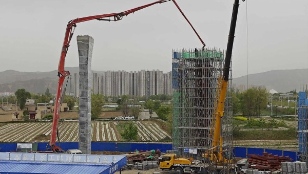 在西部市政建設(shè)集團(tuán)四公司臨夏市環(huán)城北路橋梁及附屬工程（二期）項(xiàng)目現(xiàn)場(chǎng)，鋼筋加工區(qū)火花飛揚(yáng)、安裝墩柱區(qū)一件件鋼筋骨架安全運(yùn)達(dá)、泵車將一方方混凝土輸送至墩柱澆筑......現(xiàn)場(chǎng)一片繁忙景象。自四月復(fù)工以來