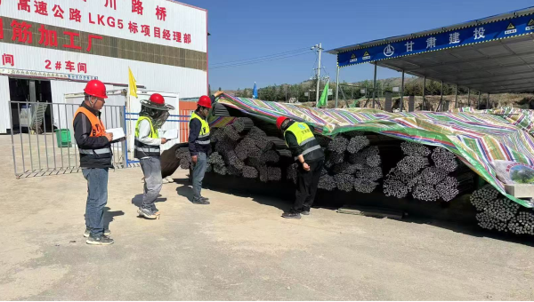 連日來，由西部市政建設(shè)集團(tuán)承建的康樂縣北濱河路西段及連接線道路項目建設(shè)有序推進(jìn)，路基處理、管道安裝、涵洞和橋梁等多個作業(yè)面同步施工，全體建設(shè)者用汗水澆筑市政道路建設(shè)基石，以實干精神推進(jìn)項目履約取得新成