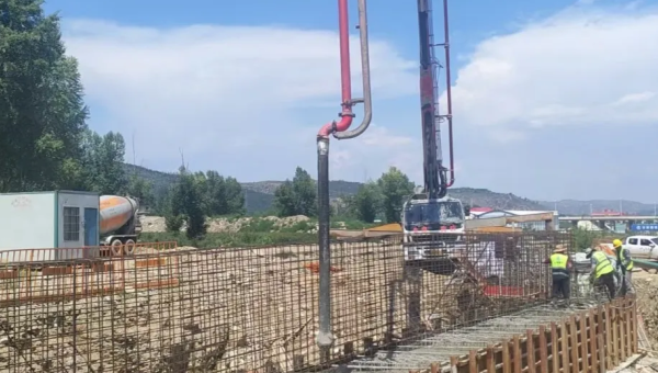 近日，康樂(lè)縣北濱河路建設(shè)項(xiàng)目康美橋0#蓋梁砼澆筑拉開(kāi)帷幕。此次橋臺(tái)澆筑為后續(xù)橋梁架設(shè)筑牢根基，直接關(guān)系道路通車(chē)節(jié)點(diǎn)，是項(xiàng)目建設(shè)中具有里程碑意義的關(guān)鍵一步。施工現(xiàn)場(chǎng)，工人師傅們?cè)谧鳂I(yè)區(qū)內(nèi)有條不紊地完成綁